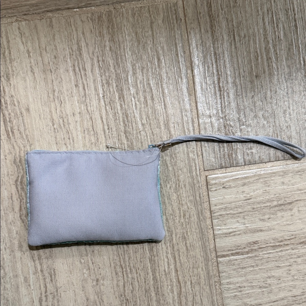 NWOT Liz Claiborne Sequin Cherry Wristlet - Picture 4 of 4